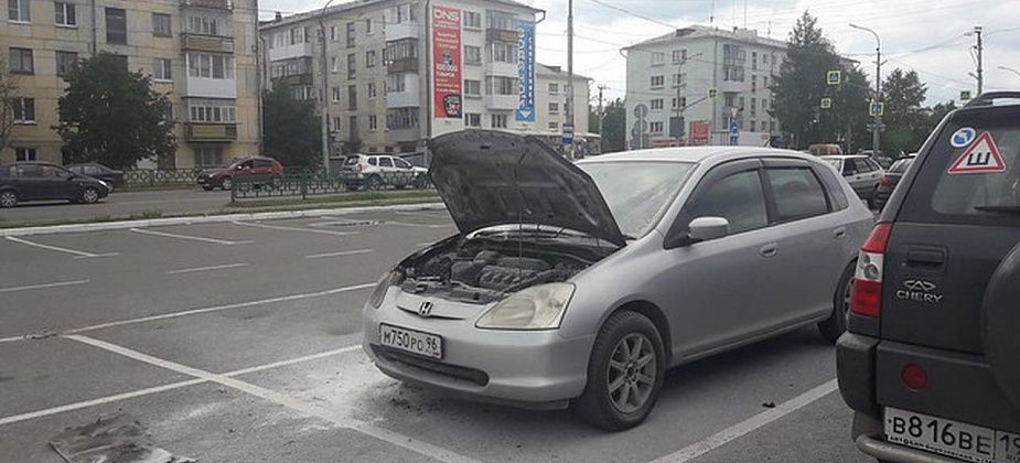 Неравнодушные водители потушили пламя в иномарке на парковке ТК «Столичный»