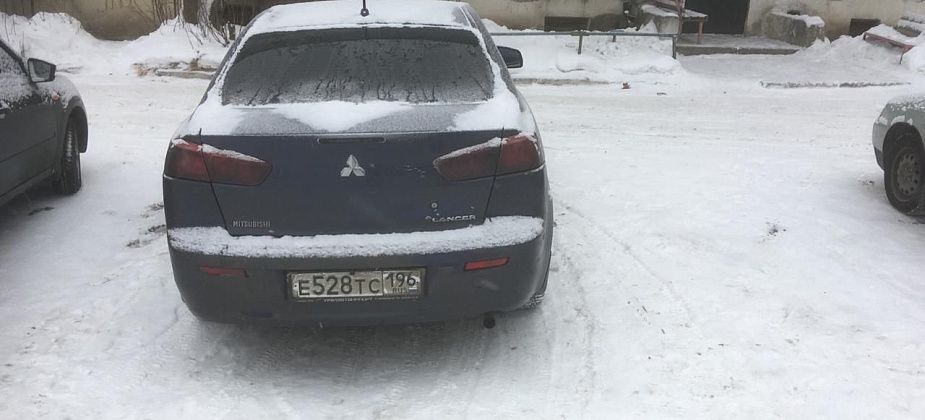 В Краснотурьинске неизвестный наехал на иномарку и скрылся