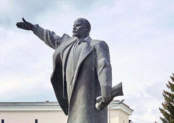 Краснотурьинские коммунисты возложили цветы к памятнику Ленину