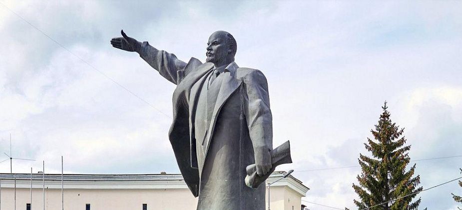 Краснотурьинские коммунисты возложили цветы к памятнику Ленину