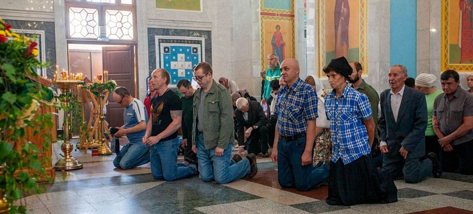 На Троицу внутреннее убранство собора украсили цветами и зеленью