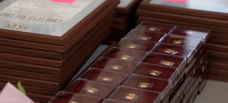 Евгений Куйвашев вручил губернаторские стипендии лучшим студентам и аспирантам Свердловской области