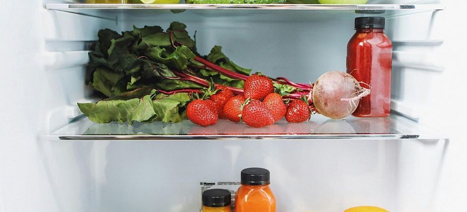 Как правильно хранить продукты и что нельзя ставить на одну полку холодильника?