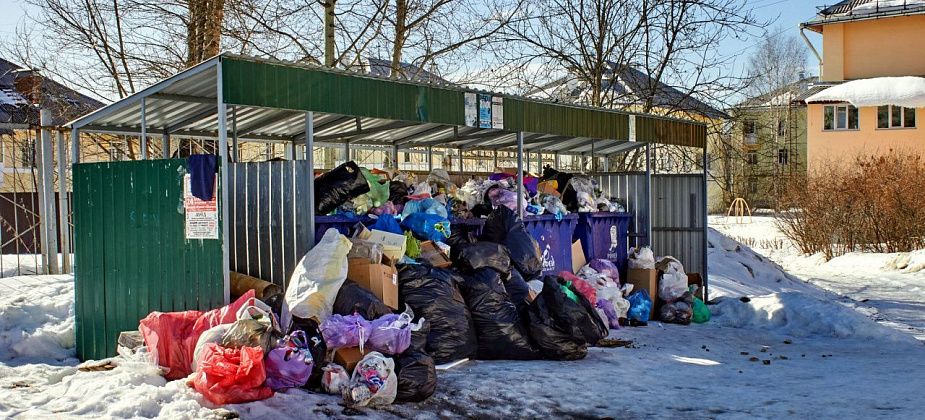 Мусоровоз не может добраться до контейнерной площадки во дворе на Ленина
