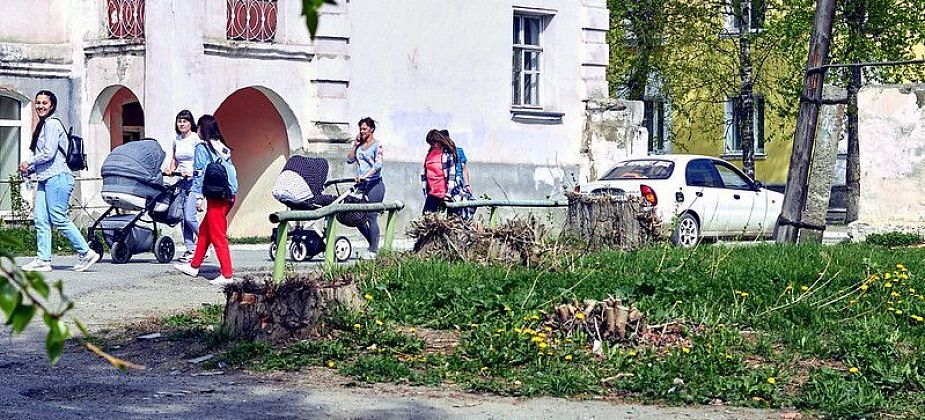 Со стороны улицы Микова перекрыли проезд к "Женской консультации"