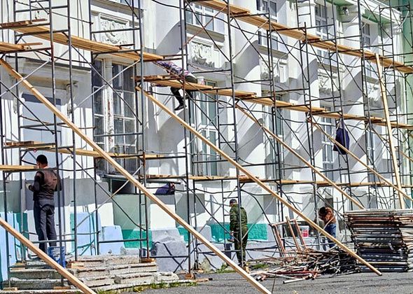 Фасад дворца культуры металлургов ремонтируют