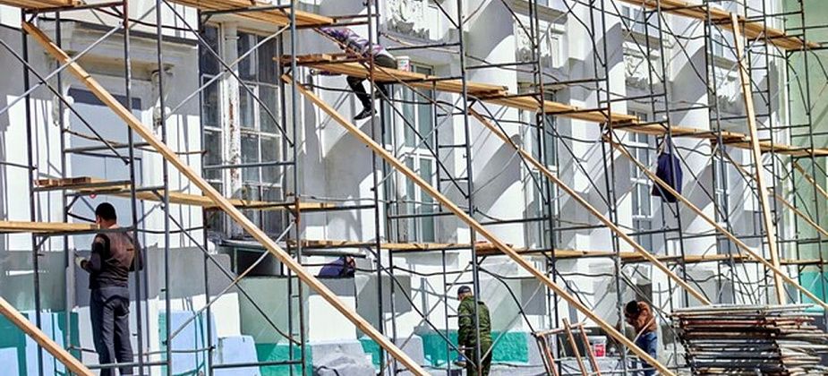Фасад дворца культуры металлургов ремонтируют