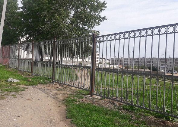 Горожане ломают новый школьный забор ради собственного удобства