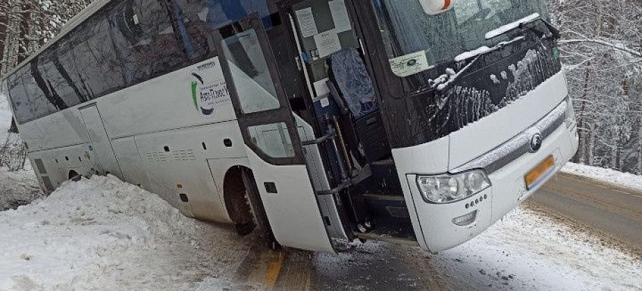 На Серовском тракте автобус из Краснотурьинска сбил пешехода и слетел в кювет
