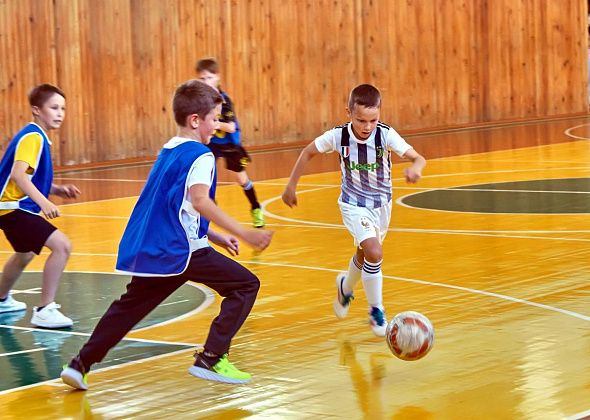 Младшеклассники играют решающие матчи первенства по футболу