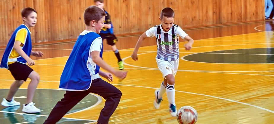 Младшеклассники играют решающие матчи первенства по футболу