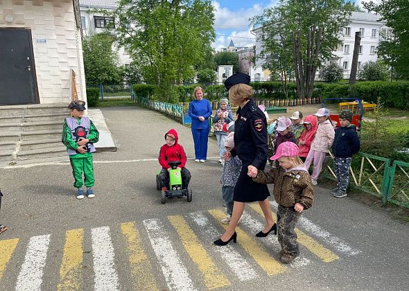 Сотрудники ГАИ рассказали детсадовцам о правилах дорожного движения 