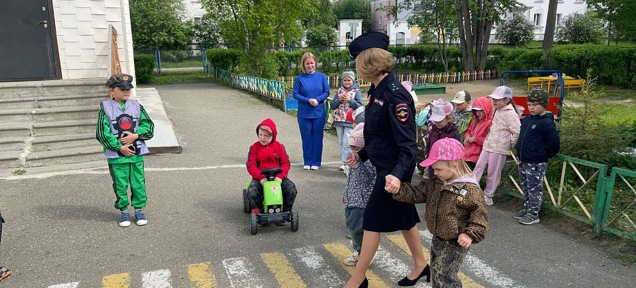 Сотрудники ГАИ рассказали детсадовцам о правилах дорожного движения 