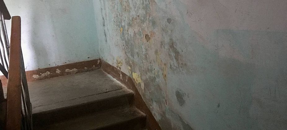 «Канализация течет, а стены разваливаются»: жительница дома по 8 Марта возмущена отсутствием ремонта