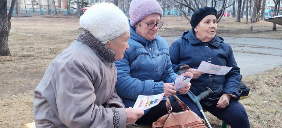 Полицейские раздавали пожилым краснотурьинцам памятки «Осторожно, мошенники!»