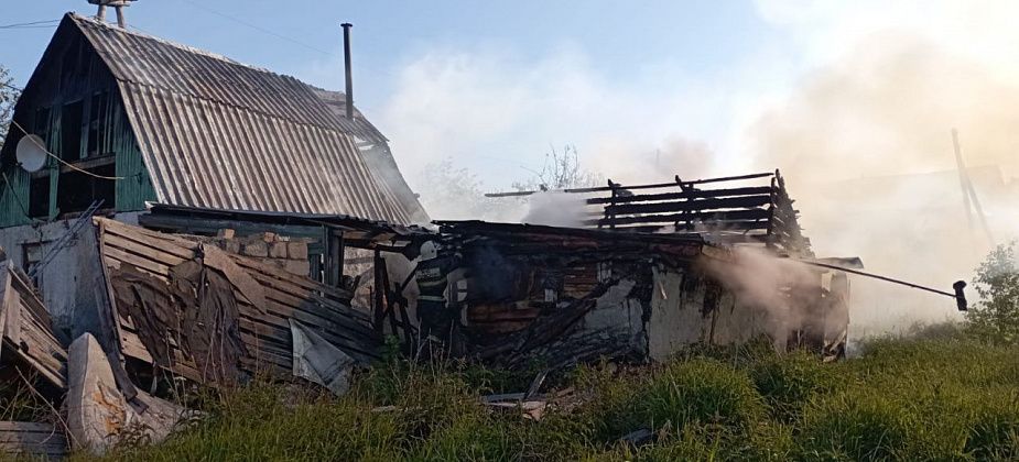 Утром горел бесхозный дом на Руднике 