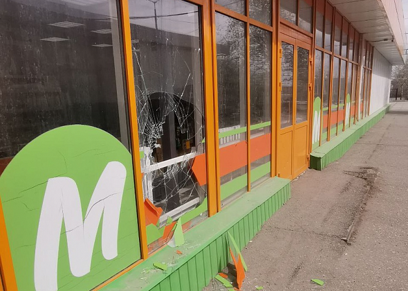 Неизвестные разбили окно магазина на улице Рюмина