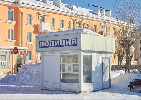 Мужчину наказали за неповиновение полиции. Пьяным он держался за мусорку, а позже выпрыгнул из патрульного авто