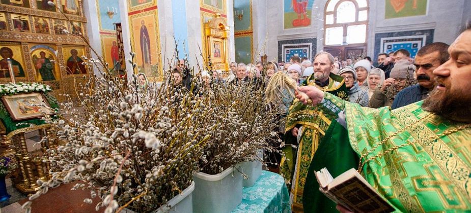 «Не слышал, чтобы нас штрафовали». Краснотурьинцы отметили Вербное воскресенье