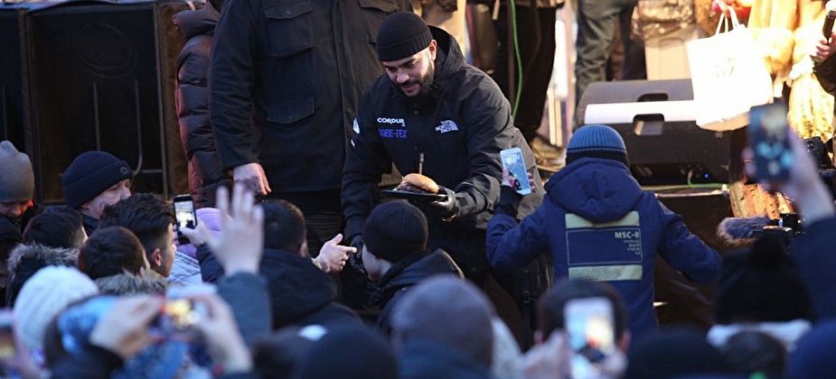 В Екатеринбурге из-за раздачи бесплатных бургеров от Тимати произошла давка