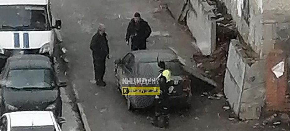 "Это карма": на припаркованную машину на тротуаре рухнула плита. Водителя оштрафовали