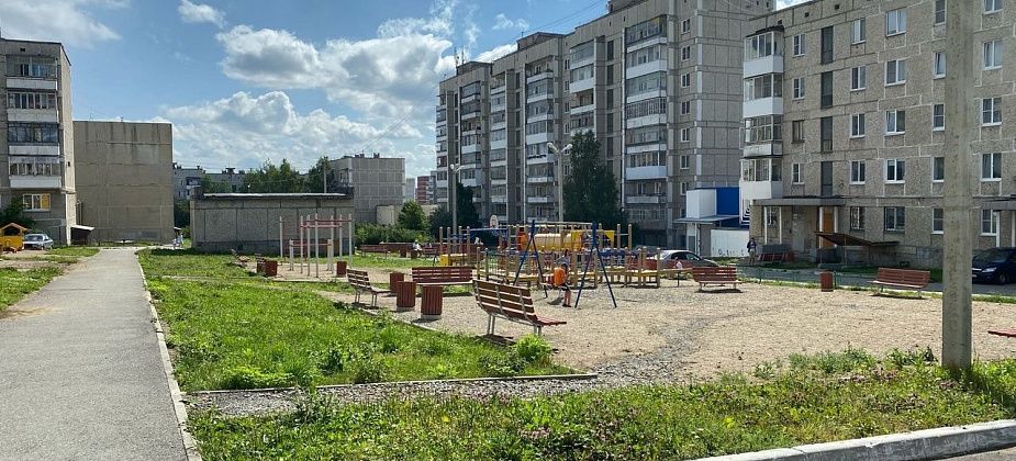 Уже пять лет жители Ленина, 51, 53 ждут, когда в их дворе высадят деревья