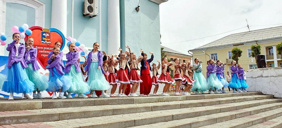 Краснотурьинску - 80! Показали женское лицо города, поздравили выпускников и услышали "Одноклассниц"