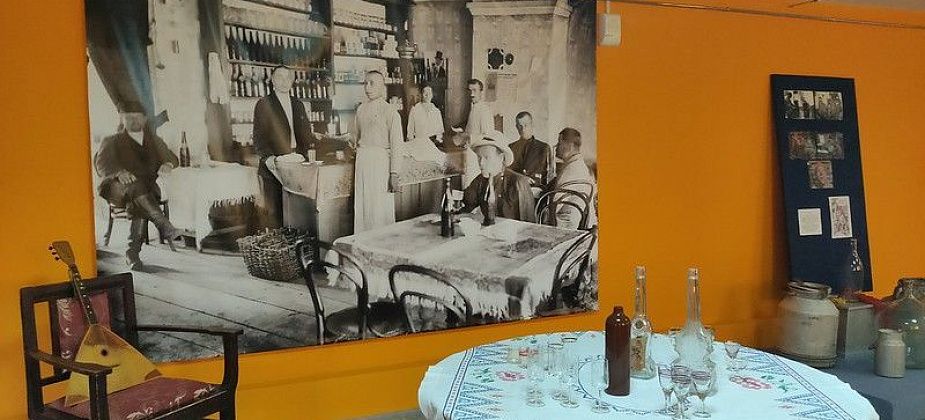 В Краснотурьинске открылась выставка 18+. Рассказывают об истории алкогольных напитков в России