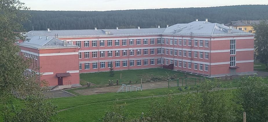 У школы №15 вырубили деревья. Тут будет парк