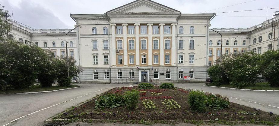 Юные натуралисты украсили территорию у больницы