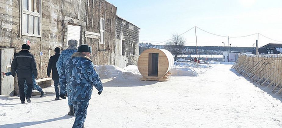 За "доставку" телефонов экс-сотрудника колонии наказали штрафом в 700 000 рублей