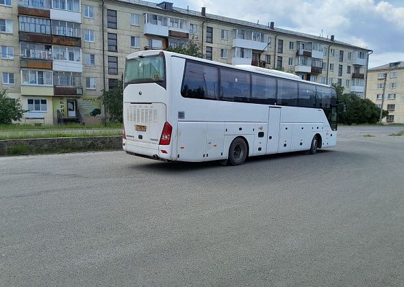 Водителя из Краснотурьинска придавило автобусом на трассе под Новой Лялей