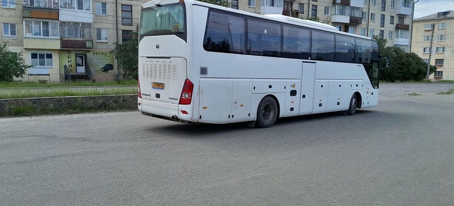 Водителя из Краснотурьинска придавило автобусом на трассе под Новой Лялей