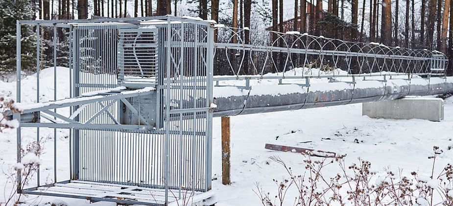 Заблокировав дорогу, жители 42-го квартала пытались не допустить установку 30-метровой антенны