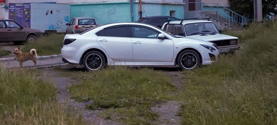 В Краснотурьинске начали штрафовать за парковку на газоне. Штраф от 3000 рублей
