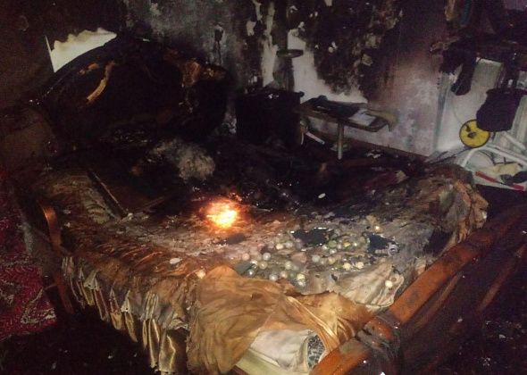 В пожаре сгорела кровать и прикроватная тумбочка