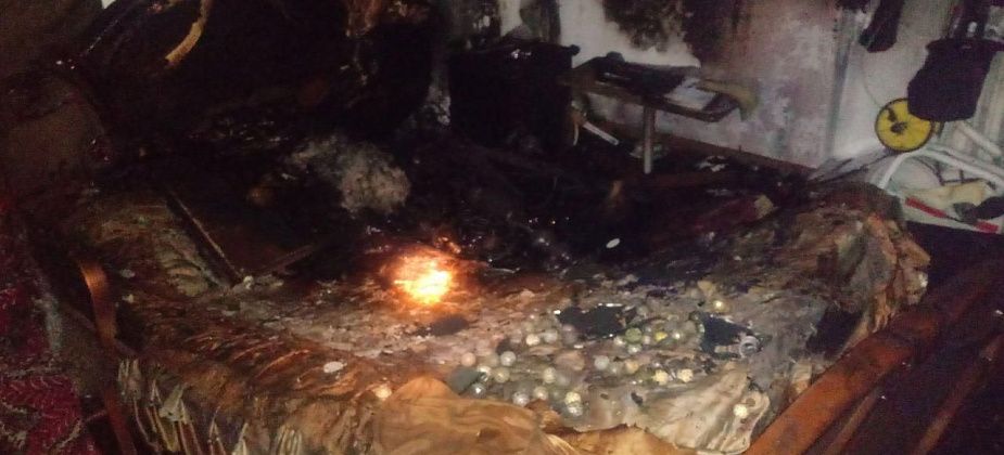 В пожаре сгорела кровать и прикроватная тумбочка
