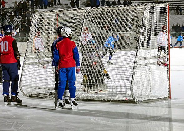 Первый матч на первенстве области «Маяк» выиграл