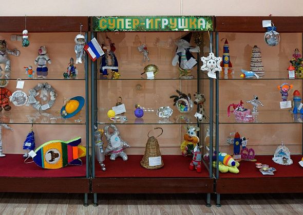 В Краснотурьинске открыли выставку елочных игрушек