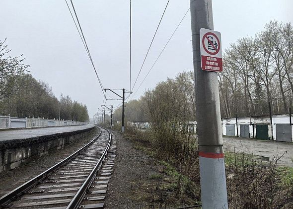 УАЗ врезался в столб у железнодорожного переезда в Заречном районе