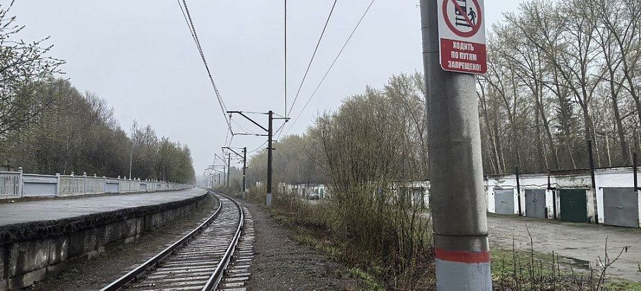 УАЗ врезался в столб у железнодорожного переезда в Заречном районе