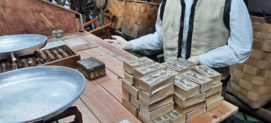 «Каждый предмет имеет свою историю»: хранитель краеведческого музея рассказала о сокровищах из фонда