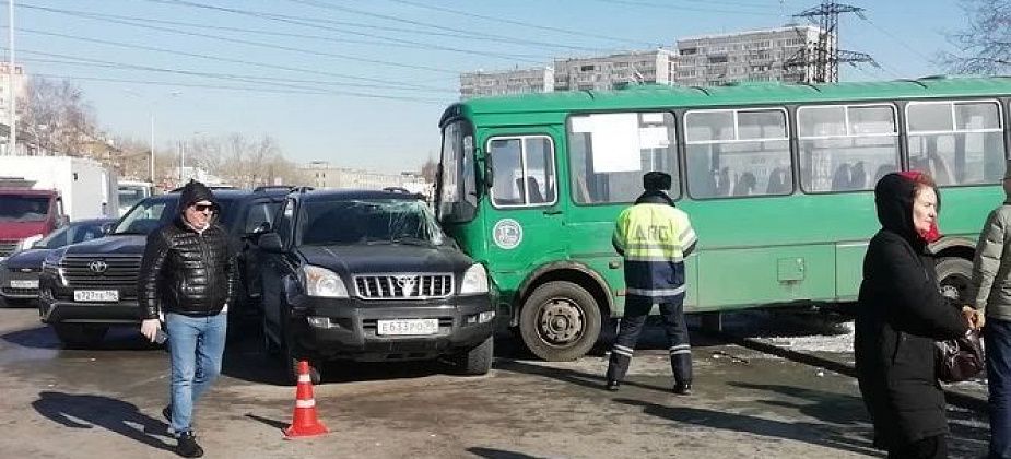 Почти миллион взыскивают с горожанина. Он протаранил две «Тойоты Ленд Крузер» в Екатеринбурге