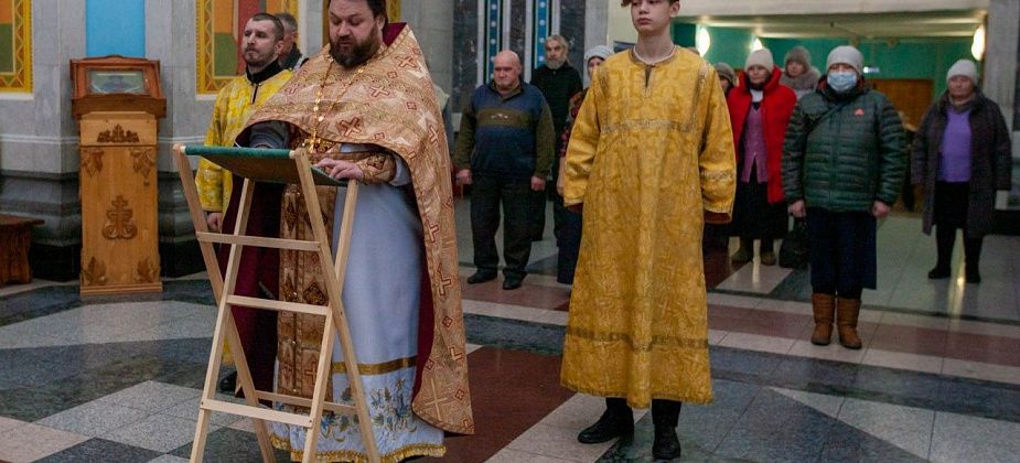 Новый год в соборе встретили 25 человек 