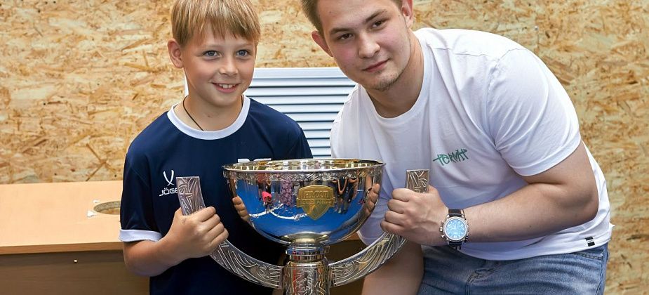 «Добиться можно всего»: чемпион Иван Напольских посетил воспитанников ХК «Барс»