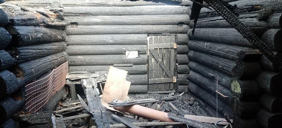 Краснотурьинские пожарные отстояли дом. Без крова могли остаться две семьи