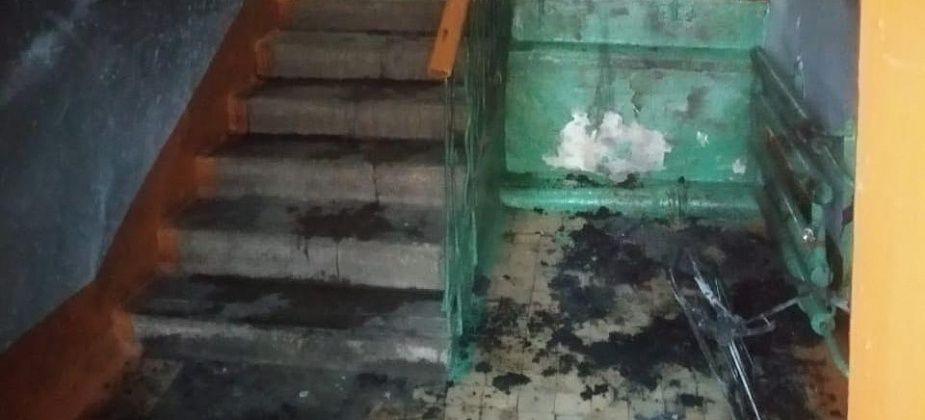 В подъезде жилого дома сгорела детская коляска. Дым испортил недавний ремонт