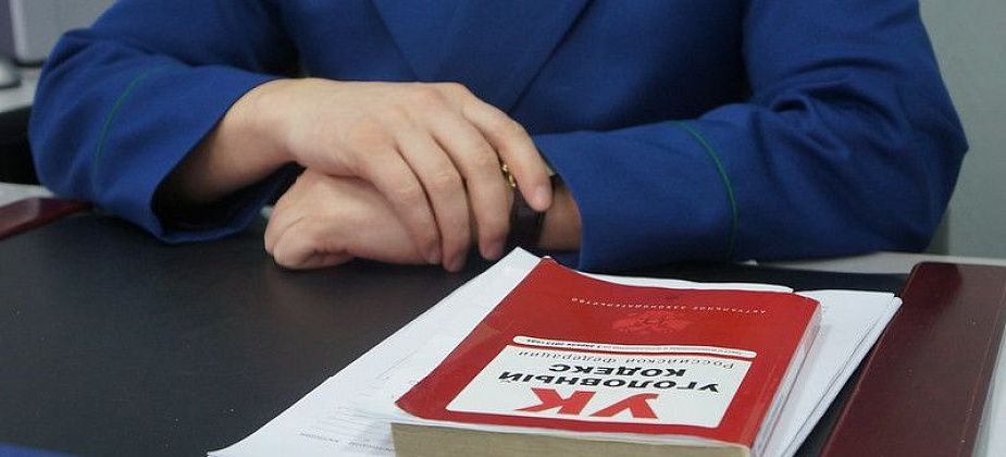 Жительницу Карпинска, державшую дочку в шкафу, могут обвинить в покушении на убийство малолетнего