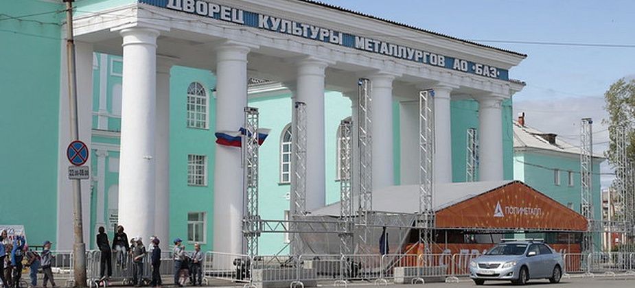 Ко дню Металлурга уже смонтировали сцену