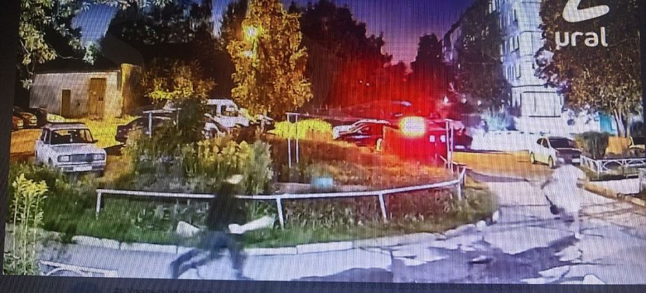 Молодой человек взорвал петарду перед людьми, а потом бегал по двору и кричал странное